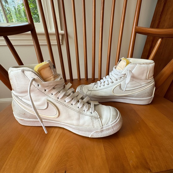 Nike Blazer 77 Vintage Mid Triple White Women's Shoes Size 7 Limited Edition - Picture 3 of 4